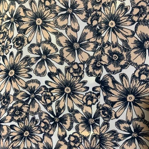 Bananna Republic Women floral V-neck ,Cap Sleeve - Picture 3 of 5